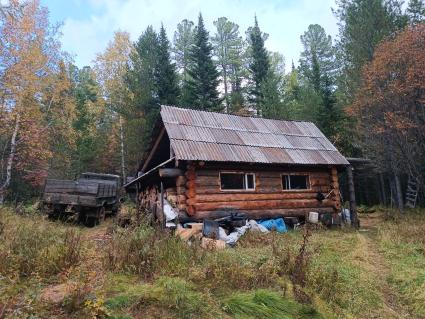 Иркутская область. Таежное зимовье.