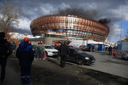 Екатеринбург. Пожар на строящейся ледовой арене УГМК в центре города, гда при проведнии строительных работ загорелась теплоизоляция