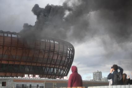 Екатеринбург. Пожар на строящейся ледовой арене УГМК в центре города, гда при проведнии строительных работ загорелась теплоизоляция