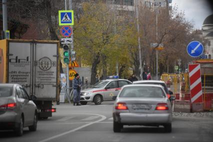 Екатеринбург. Сотрудники росгвардии перекрыли прозд по улице, для проезда пожарной техники, во время пожара на строящейся ледовой арене УГМК в центре города, гда при проведнии строительных работ загорелась теплоизоляция