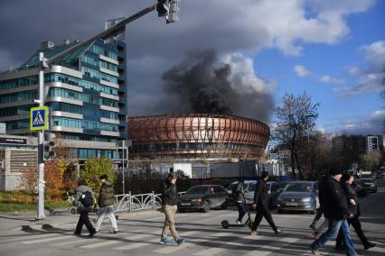 Екатеринбург. Пожар на строящейся ледовой арене УГМК в центре города, гда при проведнии строительных работ загорелась теплоизоляция