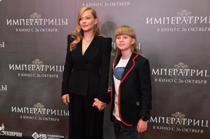 Москва. Актриса Юлия Пересильд с дочерью Марией во время премьеры исторической драмы `Императрицы`режиссера Андрея Кравчука в `КАРО 11 Октябрь`.
