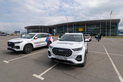 Хабаровск. Автомобили участников автопробега `Открываем Дальний` у здания нового терминала внутренних авиалиний хабаровского международного аэропорта.