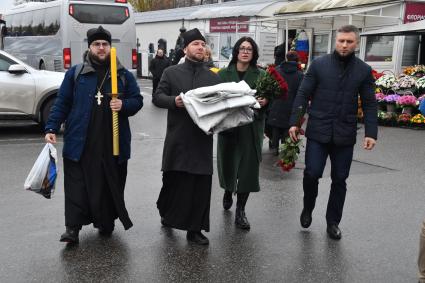 Москва. Священнослужители перед началом церемонии прощания с олимпийской чемпионкой по биатлону и лыжным гонкам Анфисой Резцовой на Троекуровском кладбище.