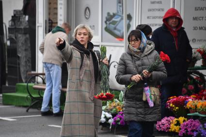 Москва.  Олимпийская чемпионка по биатлону Ольга Зайцева (слева) на церемонии прощания с олимпийской чемпионкой по биатлону и лыжным гонкам Анфисой Резцовой на Троекуровском кладбище.