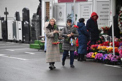 Москва.  Олимпийская чемпионка по биатлону Ольга Зайцева (слева) на церемонии прощания с олимпийской чемпионкой по биатлону и лыжным гонкам Анфисой Резцовой на Троекуровском кладбище.