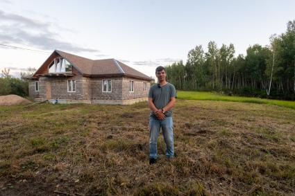 Хабаровский край, п. Кругликово. Павел Кочетков взял с семьей свой `дальневосточный гектар` и почти достроил свой большой дом.