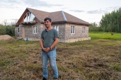 Хабаровский край, п. Кругликово. Павел Кочетков взял с семьей свой `дальневосточный гектар` и почти достроил свой большой дом.