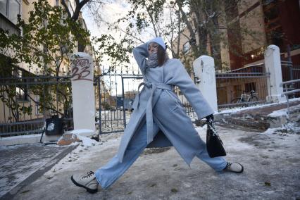 Екатеринбург. Девушка растянулась в шпагате во время гололеда