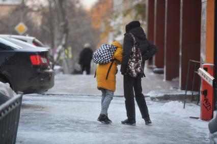 Екатеринбург. Гололед в городе