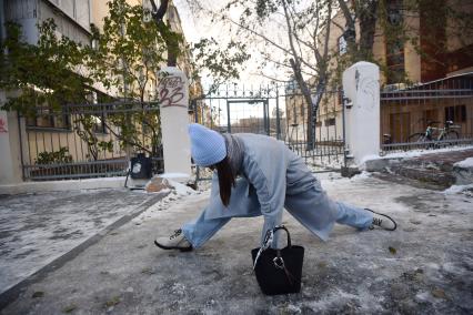 Екатеринбург. Девушка растянулась в шпагате во время гололеда