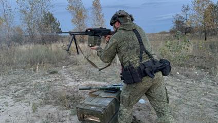 ЛНР. Боец одного из подразделений танкового батальона `Август`  Южной группировки войск во время тренировки на полигоне.