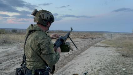 ЛНР. Боец одного из подразделений танкового батальона `Август`  Южной группировки войск во время тренировки на полигоне.