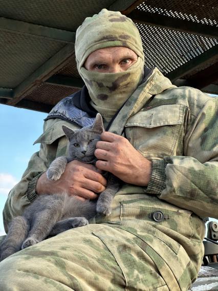 ЛНР. Кот Бармалей с бойцом одного из подразделений танкового батальона `Август`  Южной группировки войск.