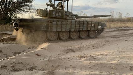 ЛНР. Бойцы одного из подразделений танкового батальона `Август`  Южной группировки войск отрабатывают очередное задание на танке.