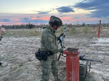 ЛНР. Боец одного из подразделений танкового батальона `Август`  Южной группировки войск во время тренировки на полигоне.