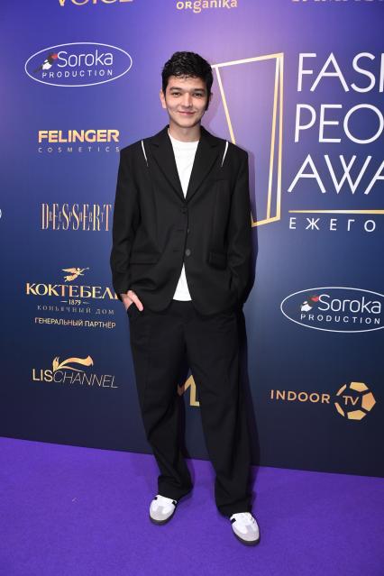 Москва. Певец Akmal\', Акмаль Ходжаниязов выступают на церемонии вручения `Fashion People Awards 2023` в Известия Hall.