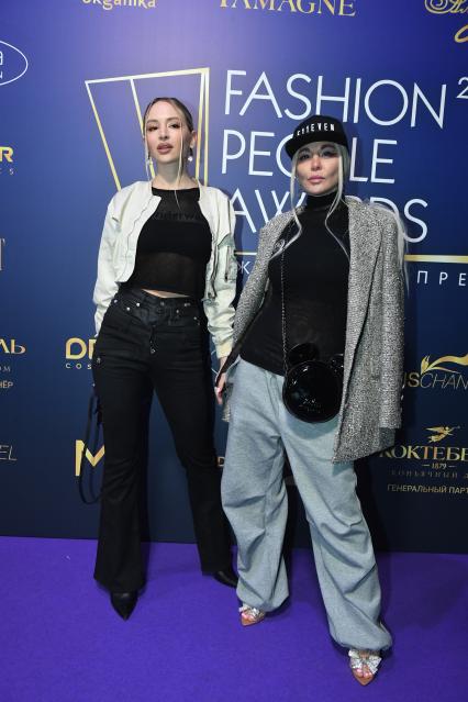 Москва. Певица Саша Project (Оксана Кабунина) (справа) на церемонии вручения `Fashion People Awards 2023` в Известия Hall.