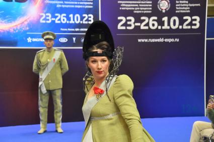 Москва.  Сварщик и дизайнер по металлу Александра Ивлева Weld Queen на показе сварочной моды в рамках Международной выставки `Оборудование, технологии и материалы для процессов сварки и резки`