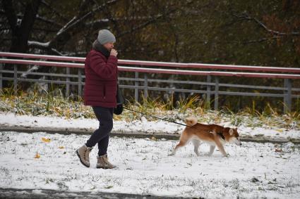 Москва. Женщина выгуливает собаку.