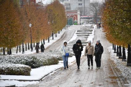Москва. Женщины гуляют в парке Царицыно.