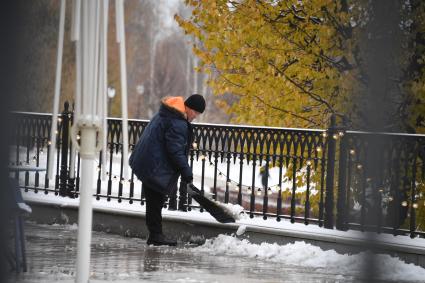 Москва. Дворник убирает снег.