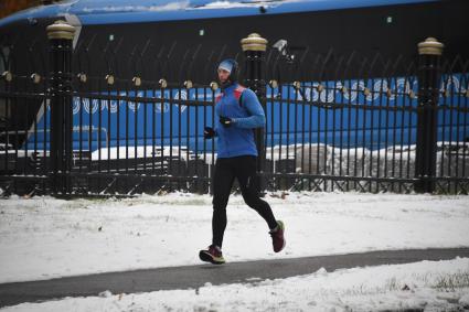 Москва. Мужчина во время пробежки.