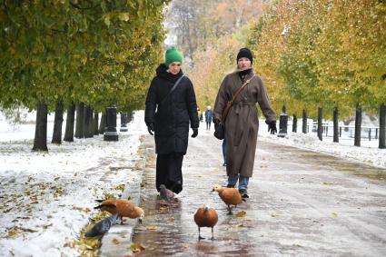 Москва. Женщины гуляют в парке.