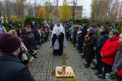 Санкт-Петербург. Родственники и близкие погибших в авиакатастрофе над Синаем в пятую годовщину трагедии у мемориала `Сломанные крылья` на Серафимовском кладбище.