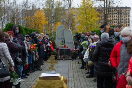 Санкт-Петербург. Родственники и близкие погибших в авиакатастрофе над Синаем в пятую годовщину трагедии у мемориала `Сломанные крылья` на Серафимовском кладбище.