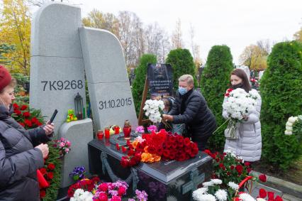 Санкт-Петербург. Родственники и близкие погибших в авиакатастрофе над Синаем в пятую годовщину трагедии у мемориала `Сломанные крылья` на Серафимовском кладбище.