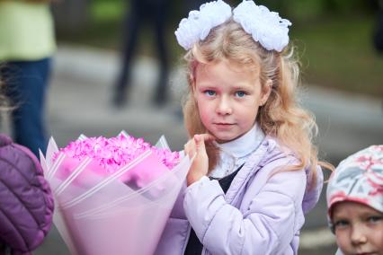 Пермь. Школьница с букетом цветов на торжественной линейке, посвящённой Дню знаний.