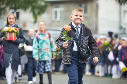 Пермь. Школьник с розой во время торжественной линейки, посвящённой Дню знаний.