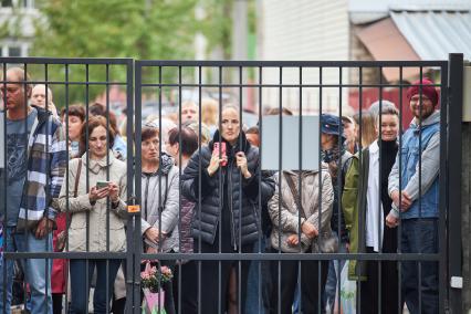 Пермь. Родители у ворот школы перед началом торжественной линейки, посвящённой Дню знаний.