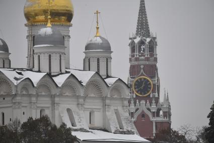 Москва.  Заснеженные крыши Московского Кремля.