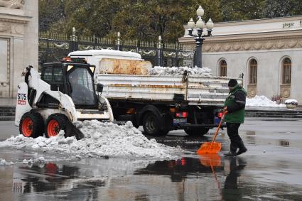 Москва. Сотрудники коммунальных служб убирают снег у парка культуры Горького.