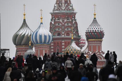 Москва.  Прохожие  на Красной площади.