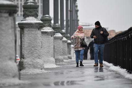 Москва. Прохожие на заснеженной улице.