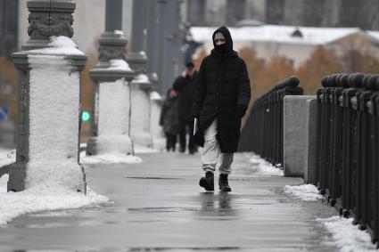 Москва. Прохожие на улице после снегопада.