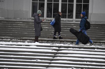 Москва. Прохожие на улице.