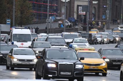 Москва. Поток машин на улице.