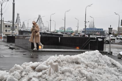 Москва. Прохожие на улице после снегопада.