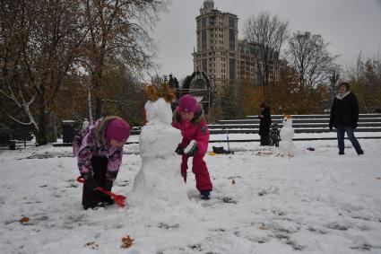 Москва.  Дети лепят снеговика в парке `Музеон`.
