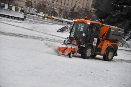 Москва. Снегоуборочная техника на улице.