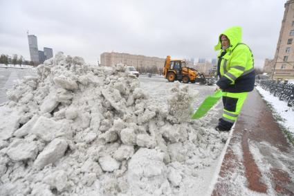 Москва. Дворник убирает снег на улице.