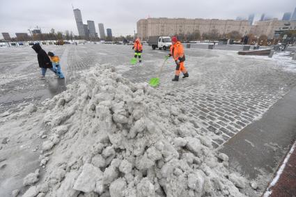 Москва. Дворники убирают снег на улице.