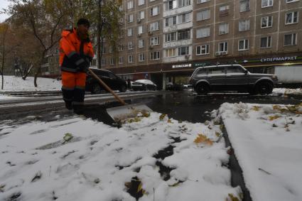 Москва. Дворник убирает снег.