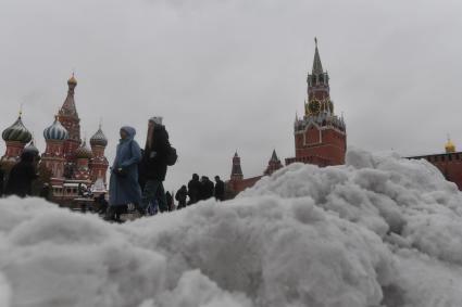 Москва. Люди голяют на Красной площади.