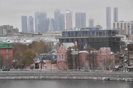 Москва.  Вид на Пречистенскую набережную.