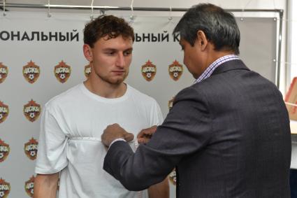 Москва. Победитель ежегодной футбольной премии `Джентльмен года - 2023`нападающий ЦСКА и сборной России Федор Чалов.